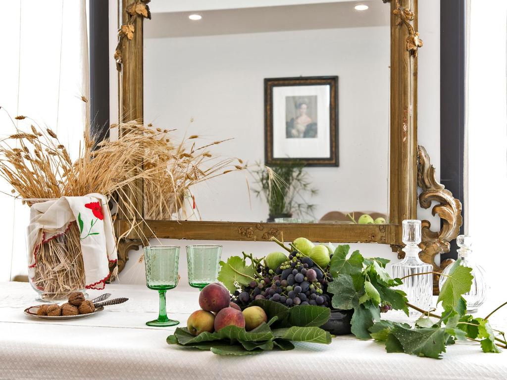 une table avec une assiette de fruits et un miroir dans l'établissement La Limonaia, à Pollutri