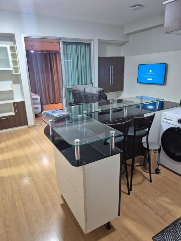 a kitchen with a glass counter top in a room at Um lar em Brasília, super aconchegante e com ar condicionado in Brasília
