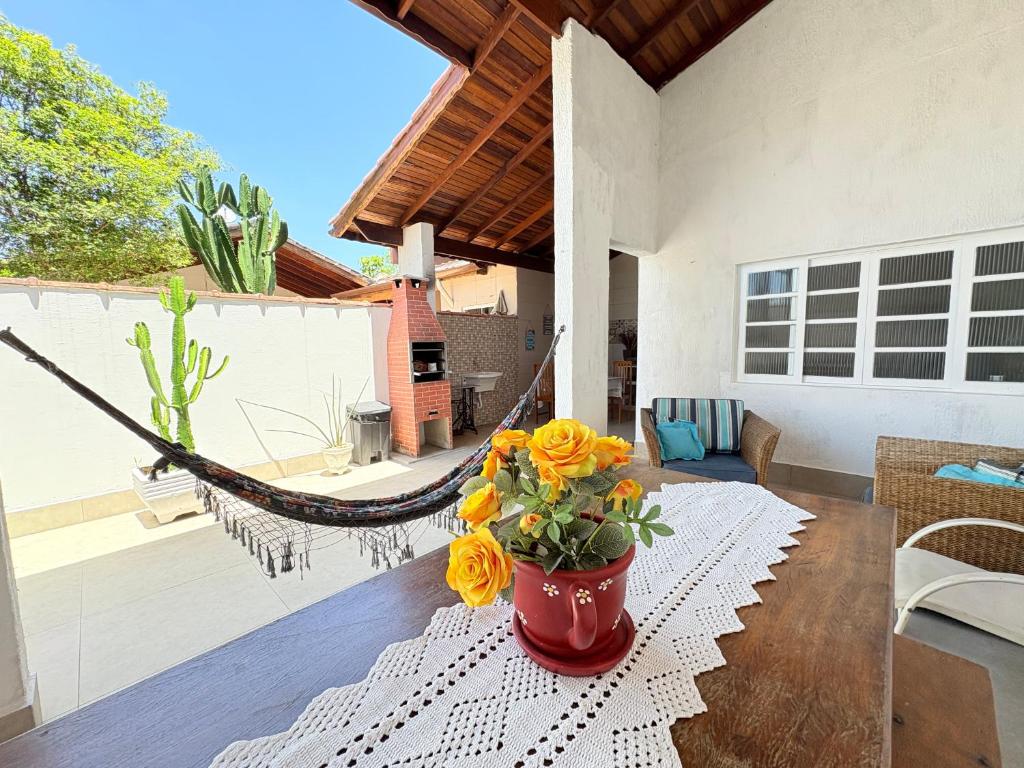 ベルチオガにあるCASA ACONCHEGANTE e PERTINHO DA PRAIAのハンモックと花瓶のあるポーチ