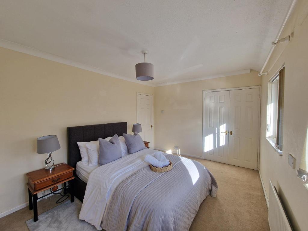 une chambre avec un grand lit et une fenêtre dans l'établissement Cavan Havan, à Broadstone