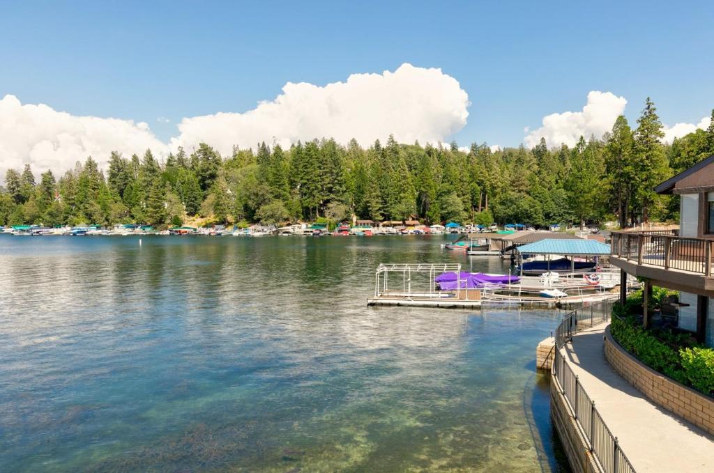 uitzicht op een meer met een steiger bij Lakeside Comfort condo in Lake Arrowhead