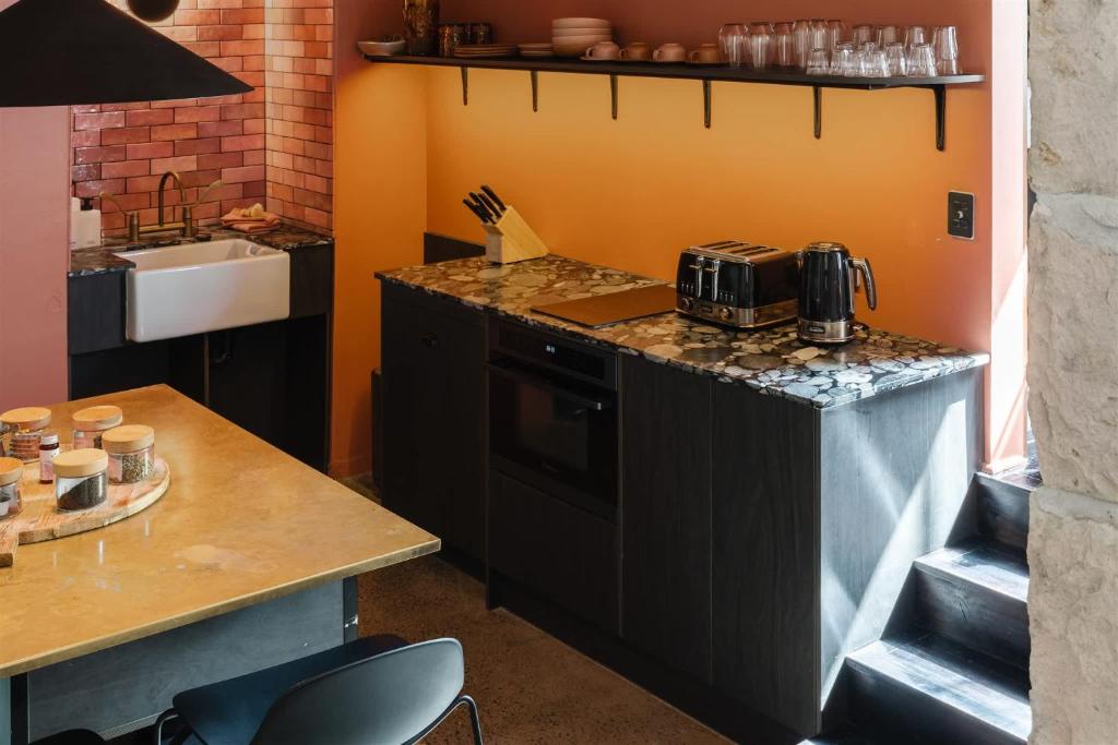 Η κουζίνα ή μικρή κουζίνα στο Miss Midgley's - Locker Room