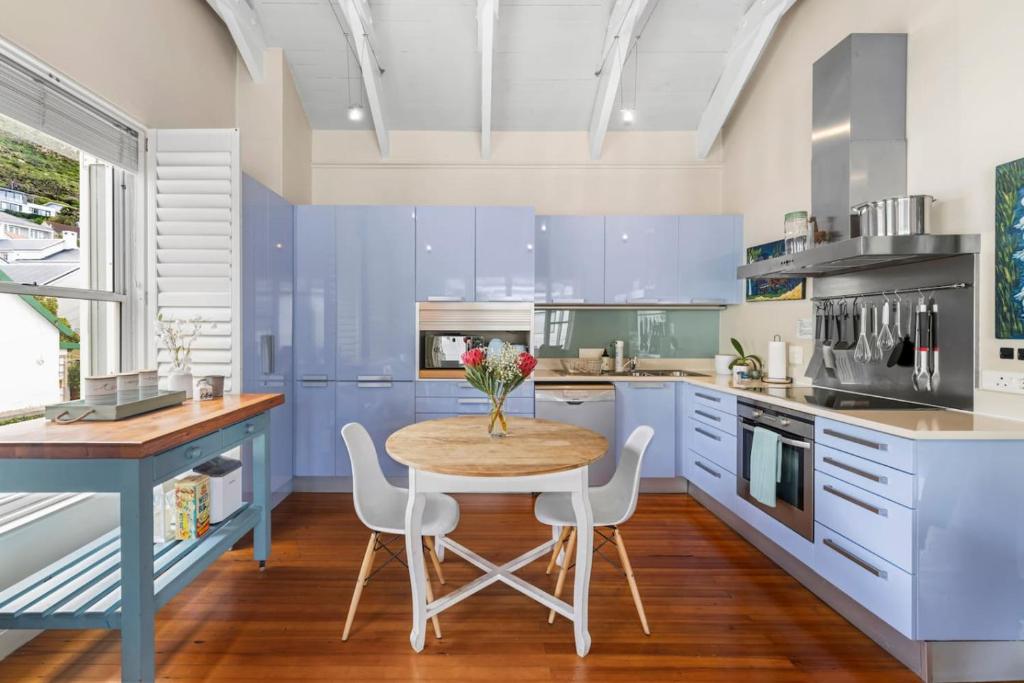 Kuchyň nebo kuchyňský kout v ubytování Kalk Bay Condo at The Majestic