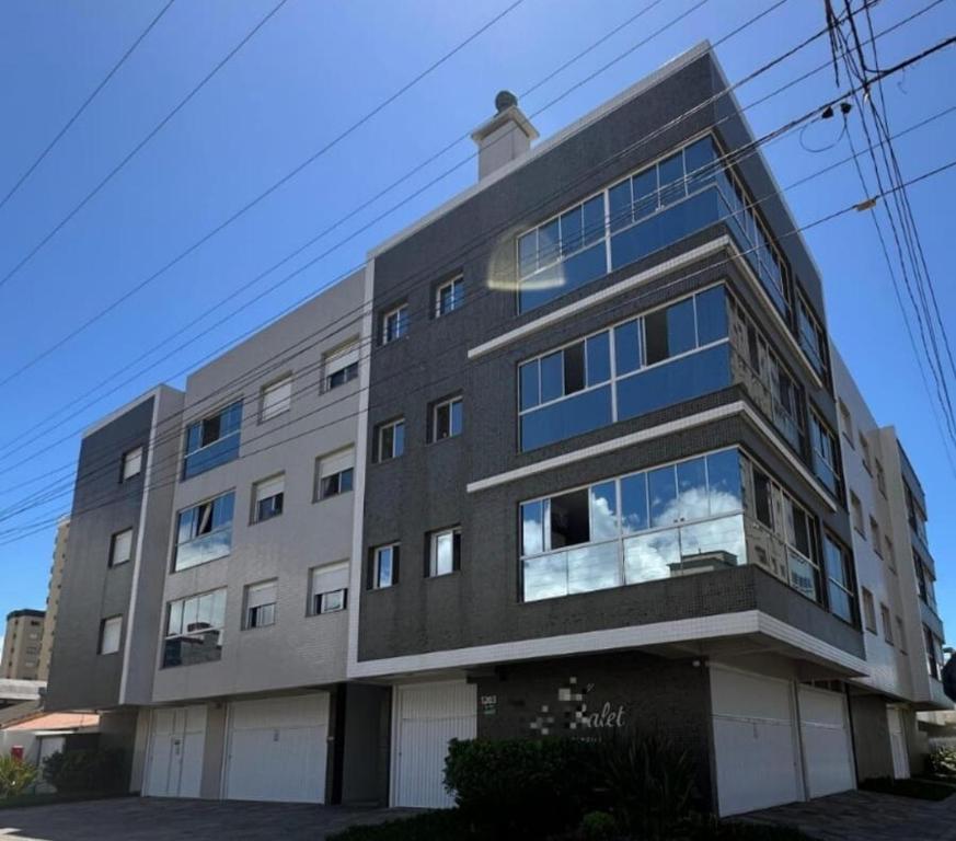 a tall building with windows on the side of it at Apartamento 100 metros mar in Tramandaí