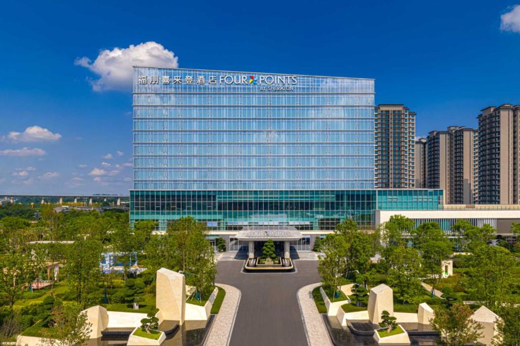 Un edificio con un cartel al costado. en Four Points by Sheraton Leshan, en Leshan