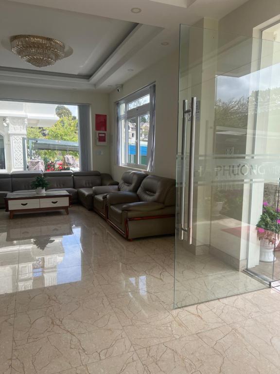 un soggiorno con divano e parete in vetro di Novaland villa a Da Lat