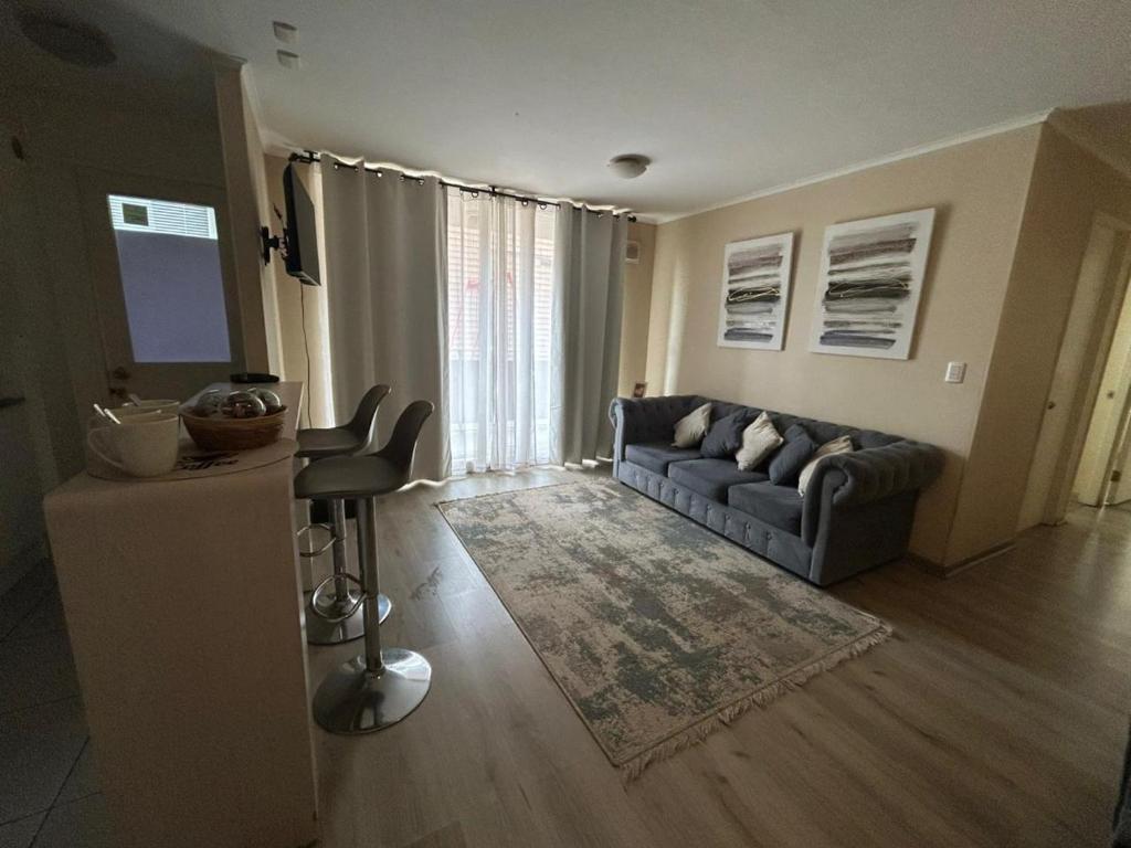 a living room with a couch and a table at Departamento amplio familiar in Villarrica