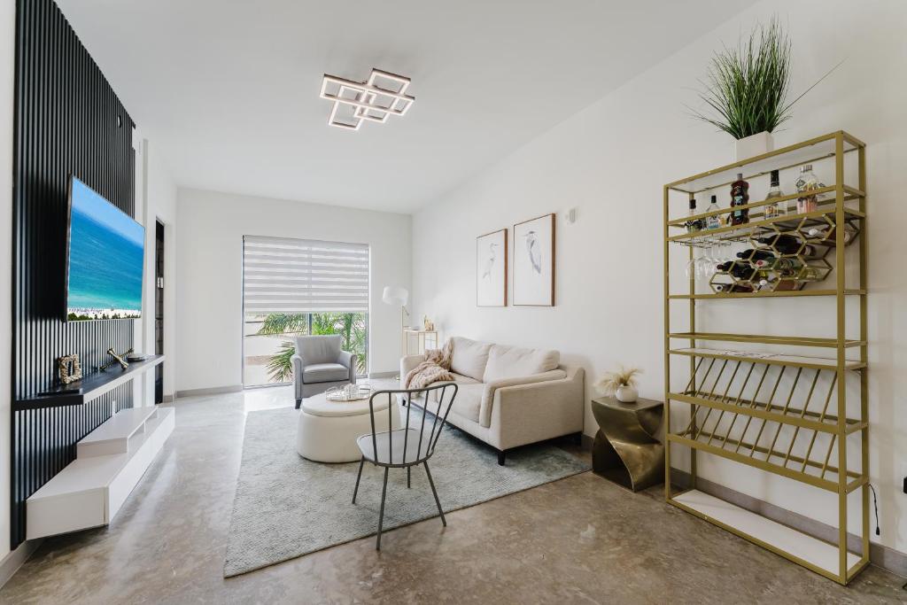 una sala de estar con un sofá y una mesa en KOOSH - Boutique Aparthotel, en Fort Lauderdale
