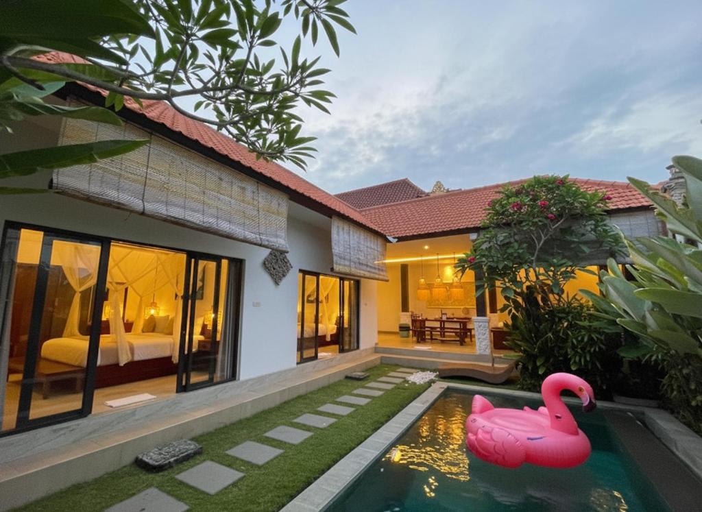 Bazén v ubytování Villa Sinergi 2BR Tranquil Villa in Seminyak nebo v jeho okolí