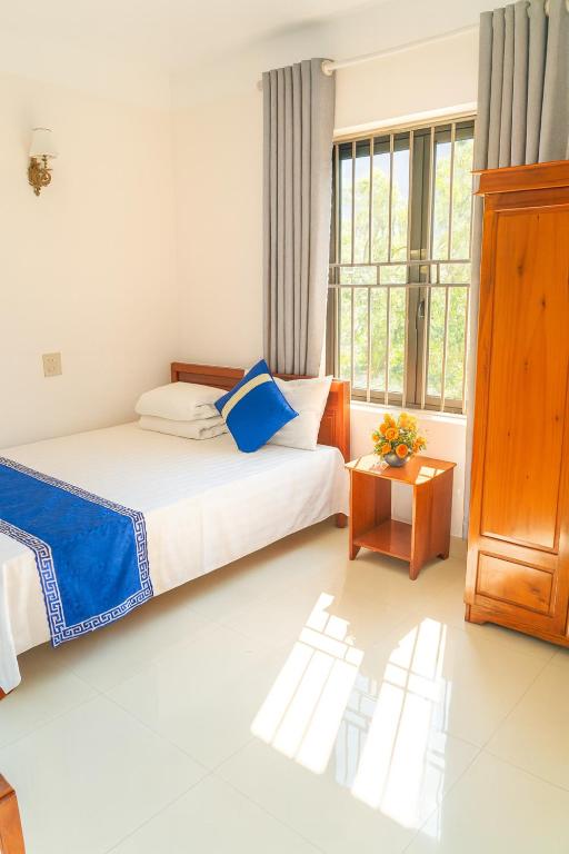 a bedroom with a bed and a window at Thành Luân Hotel in Bak Kan