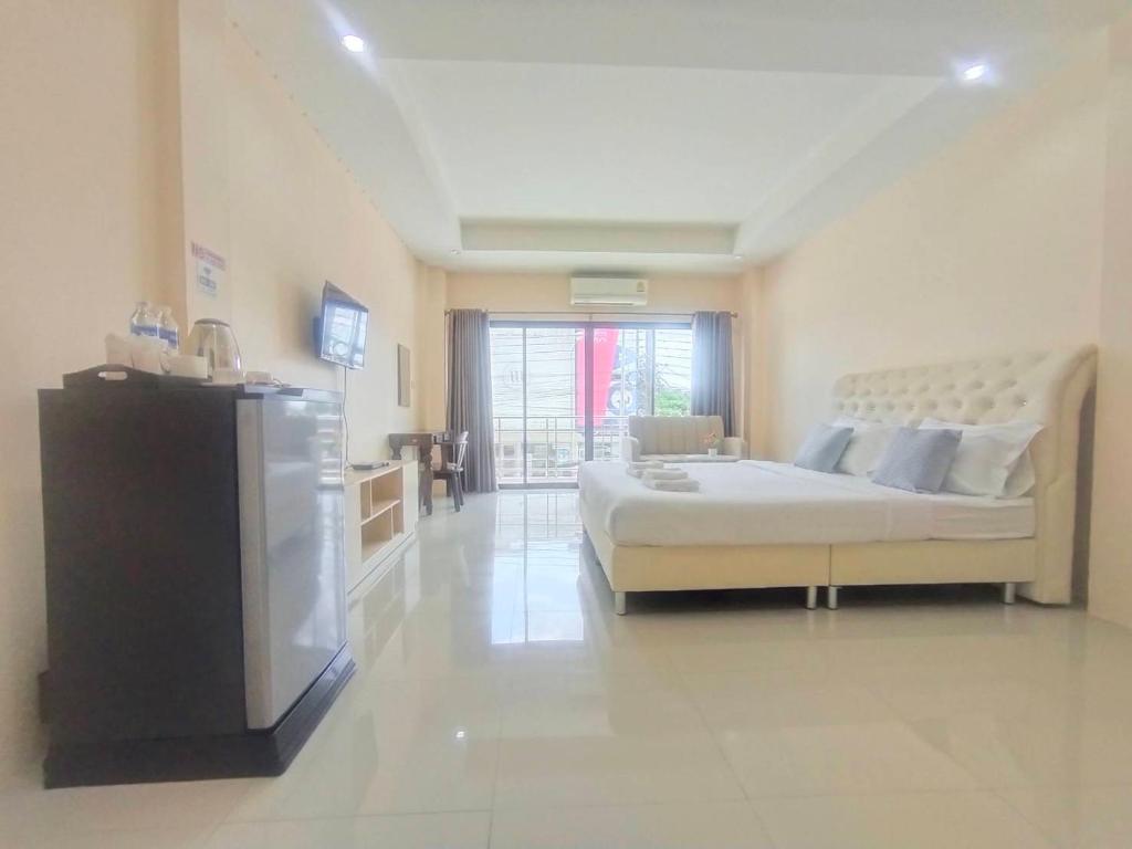 
Deluxe One-Bedroom Apartment with City View
