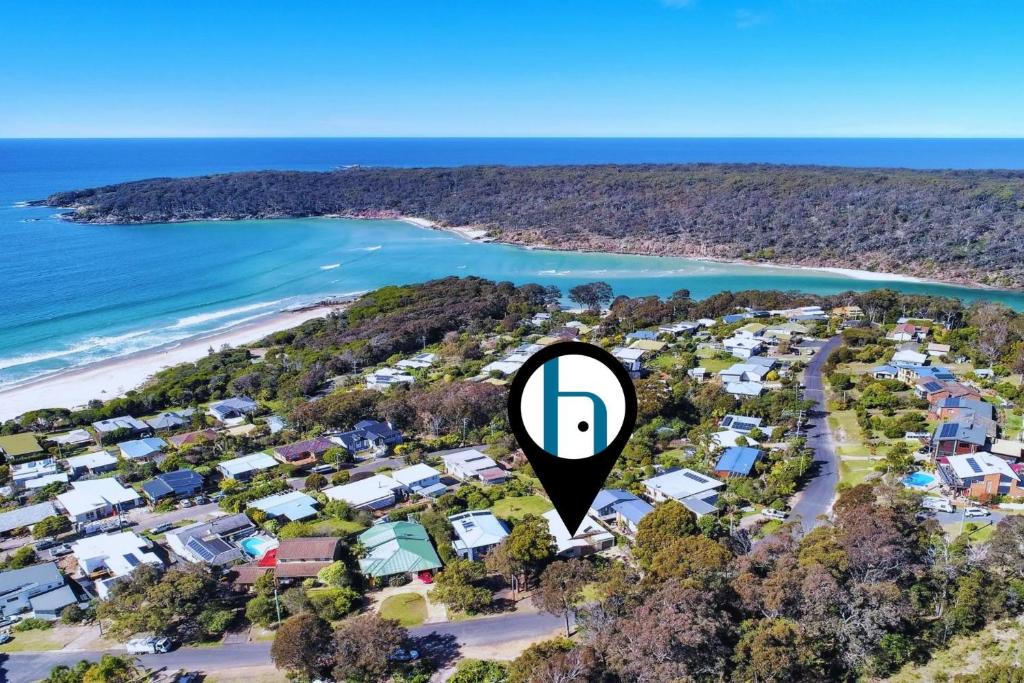 Vista aérea de un suburbio con un letrero con la letra p. en 27 Kanangra Street Pambula Beach, en Pambula Beach