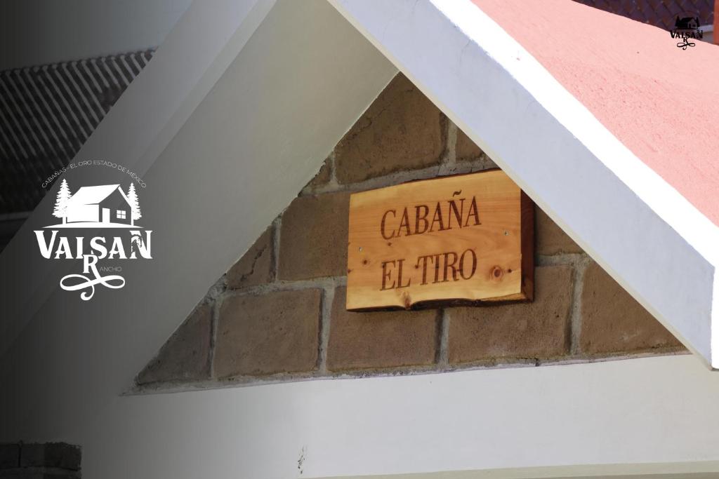 a sign that says cacienda el centro on a brick wall at Rancho Valsan Cabaña El Tiro in El Oro de Hidalgo