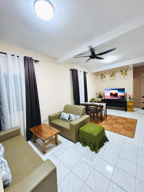 にあるLaman D'Maneesのソファとテーブルのあるリビングルーム