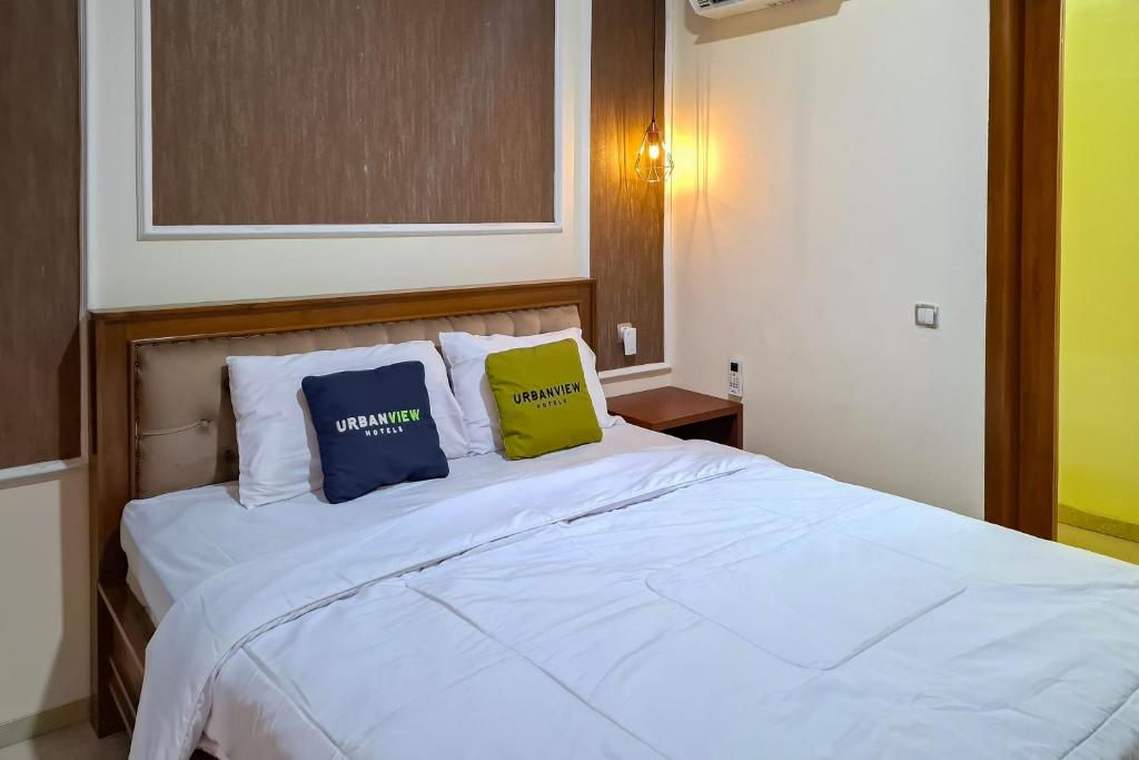 Urbanview Hotel Syariah SieKemboe Near Alun-Alun Jepara - Deluxe Double Room