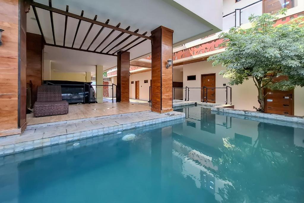 a swimming pool in the middle of a house at Urbanview Hotel Syariah SieKemboe Near Alun-Alun Jepara in Kesembu
