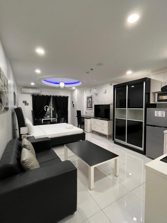 Η κουζίνα ή μικρή κουζίνα στο Sheryll Escapes - Kandi White Studio with balcony Housekeeping & Wi-Fi!