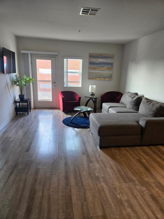 een woonkamer met een bank en een tafel bij Downtown 2 bedroom apartment in Los Angeles