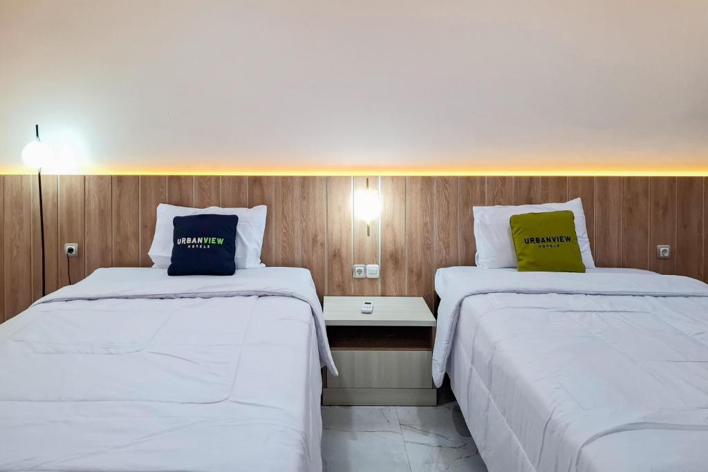 Urbanview Hotel Syariah SieKemboe Near Alun-Alun Jepara - Deluxe Family Room