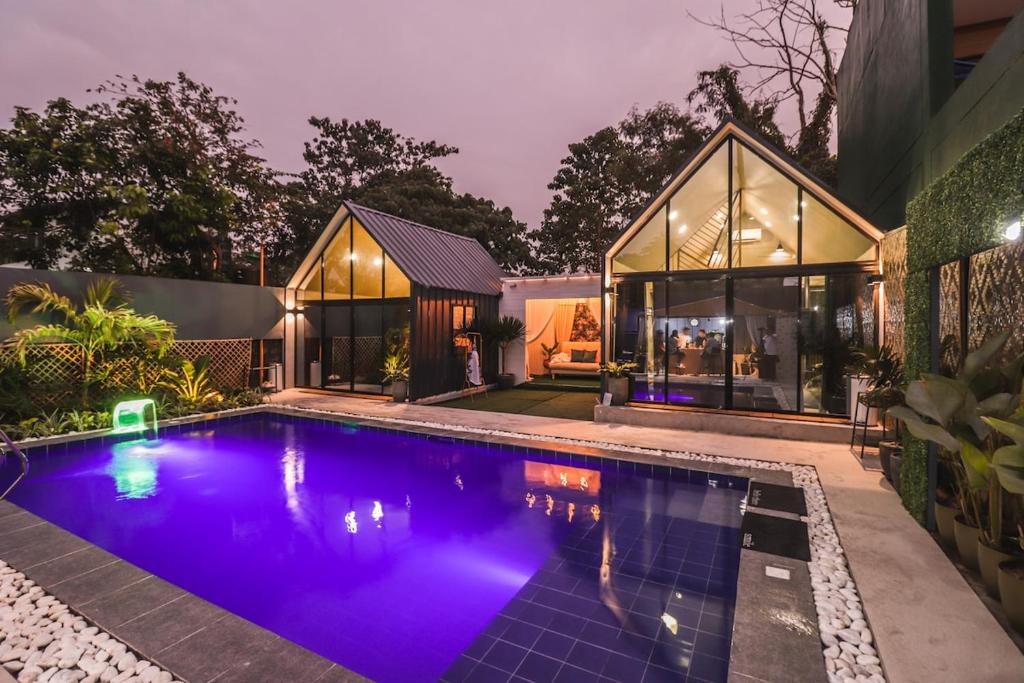 una piscina davanti a una casa di Private Villa with Pool - Intimate Celebration a Manila