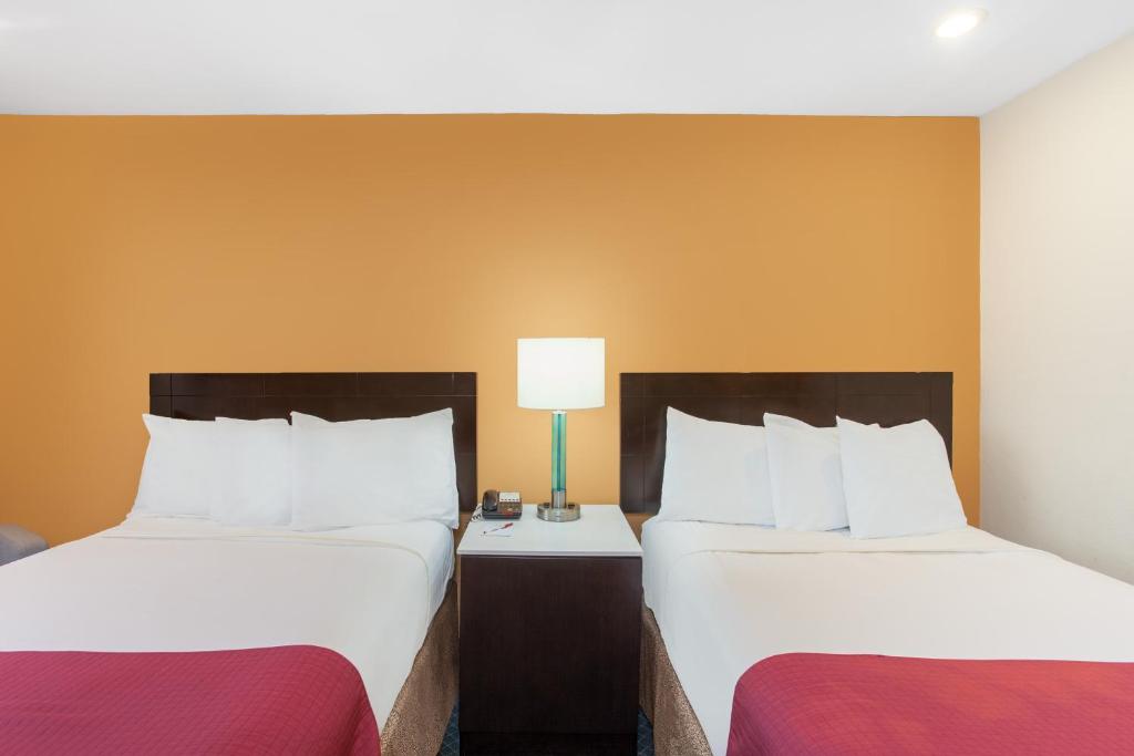 Ramada by Wyndham Culver City - 