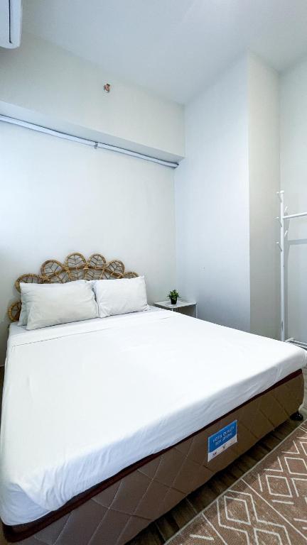 a bedroom with a large white bed in a room at WV 30 Bright 2BR Escape in Sampong