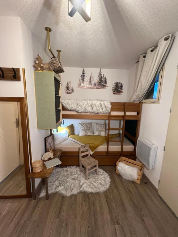 - une petite chambre avec des lits superposés dans une maison dans l'établissement Plein Centre, sublime et confortable, 6 personnes, 2 chambres, Plein Centre, luxueux 6 personnes, 2 chambres , terrasse, vue époustouflante, Tout pédestre, piste à 100m, parking couvert, à Isola
