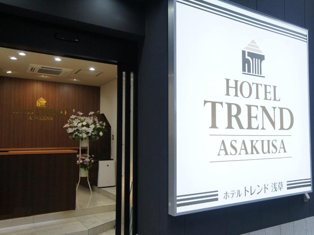 ein Schild für einen Hoteltrend Asahiiba in einem Fenster in der Unterkunft Hotel Trend Asakusa in Tokio