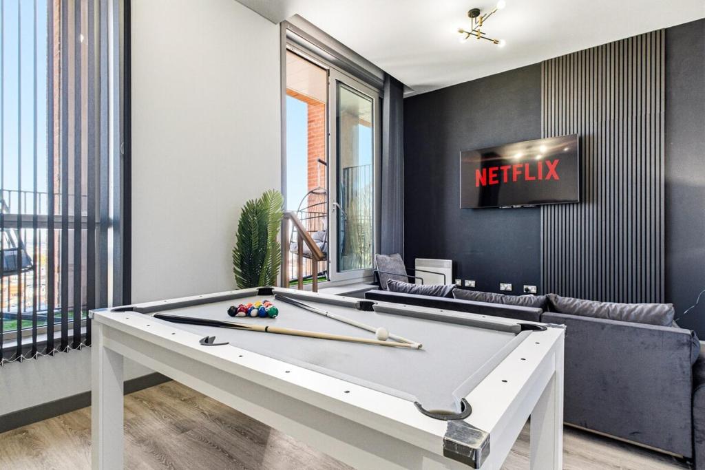 Gallery Detail: Luxury Penthouse With 3 Bedrooms Pool Table And Parking In