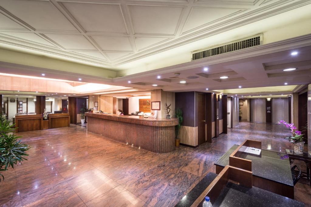 a lobby of a hotel with a reception desk at The Enterpriser Hotel in Taichung