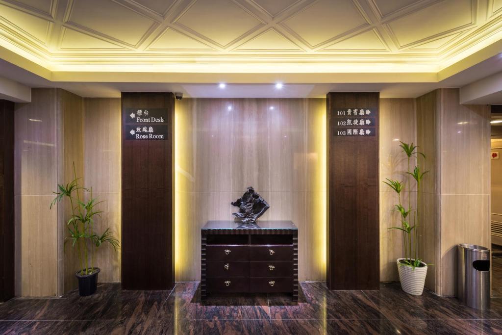 a lobby with a table with a statue on it at The Enterpriser Hotel in Taichung