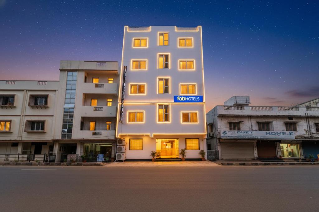un grand bâtiment blanc avec un panneau bleu dans l'établissement FabExpress Taj Residency - Nr Yashobhoomi Convention Centre, à New Delhi