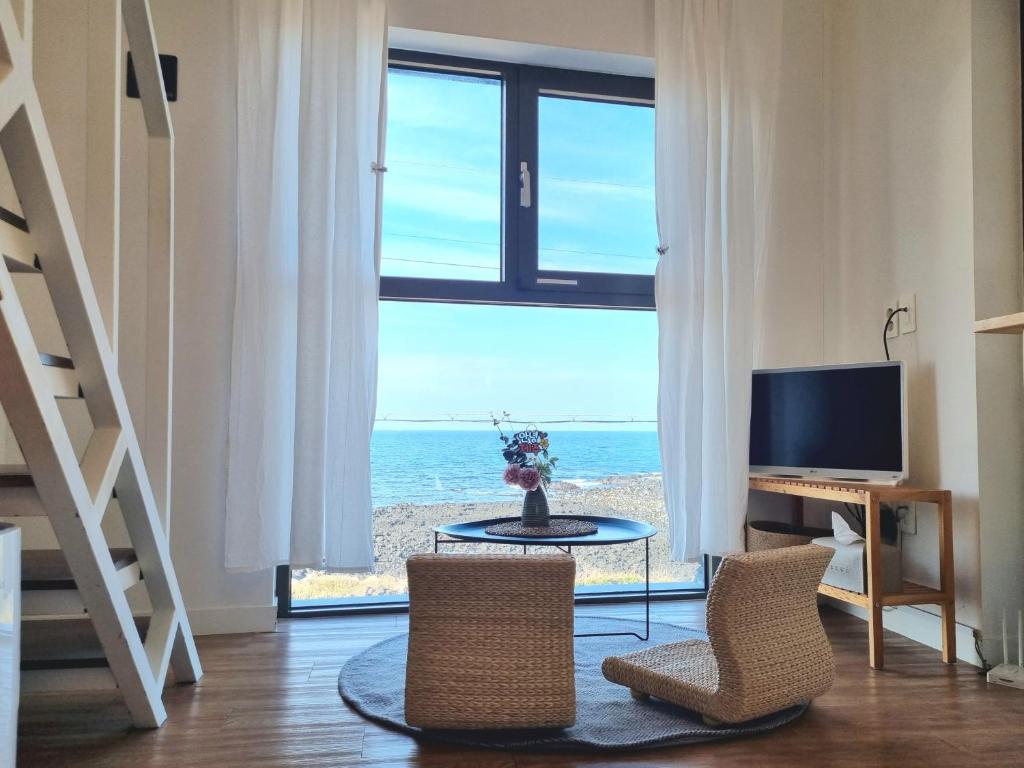 TV a/nebo společenská místnost v ubytování 하도락