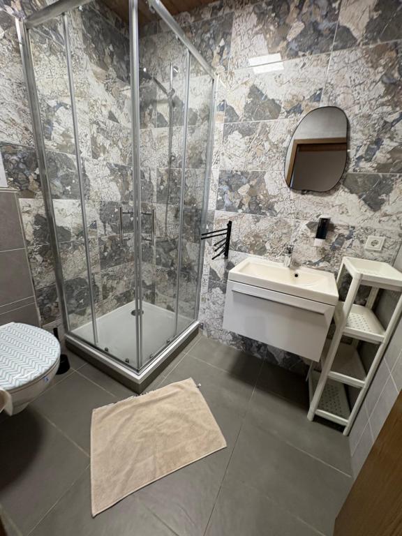 Un baño con ducha, lavabo e inodoro. en Gästehaus Back, en Reinsfeld