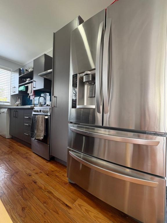 Kuchyň nebo kuchyňský kout v ubytování Papamoa Beach Retreat