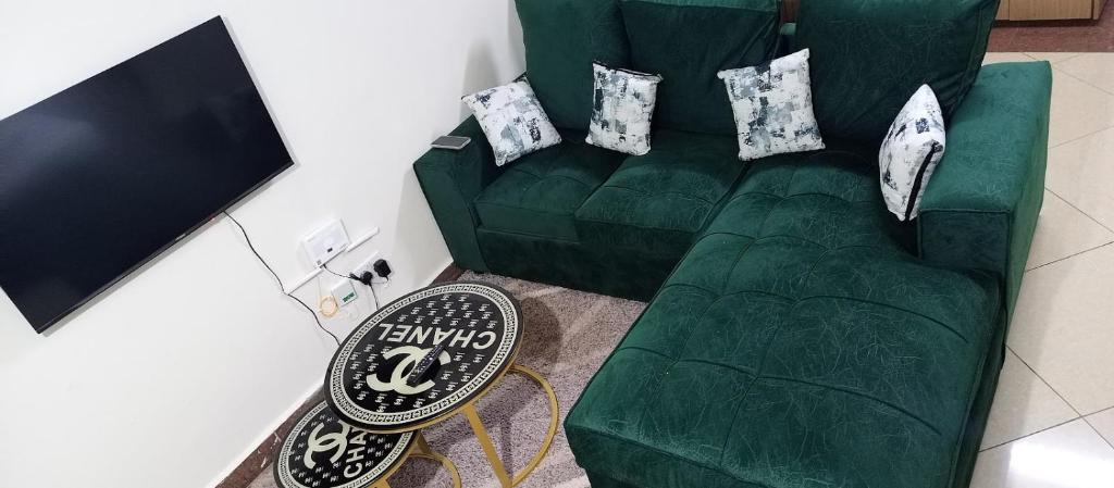 TV a/nebo společenská místnost v ubytování Luxe Whispers Nairobi