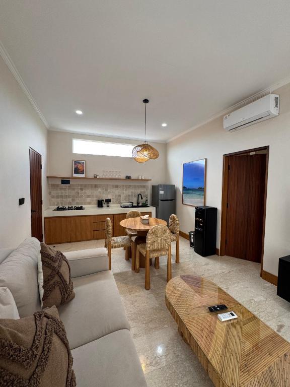 een woonkamer met een bank en een tafel bij Regina Suite in Bingin Beach