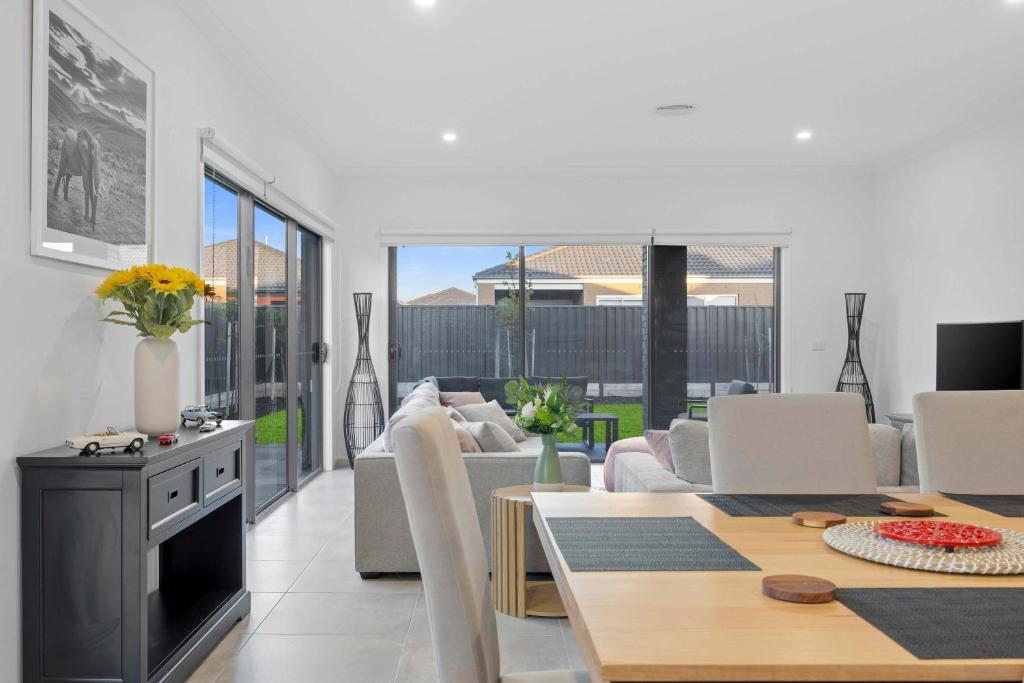 Una cocina y una sala de estar con mesa y sillas. en Hathaway Haven, en Alfredton