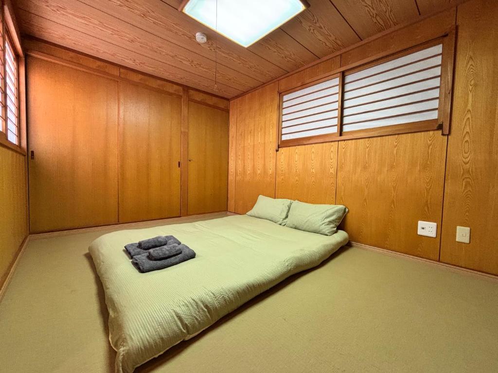 Postel nebo postele na pokoji v ubytování 青の居 直达Usj 直达港区海游馆 可停车