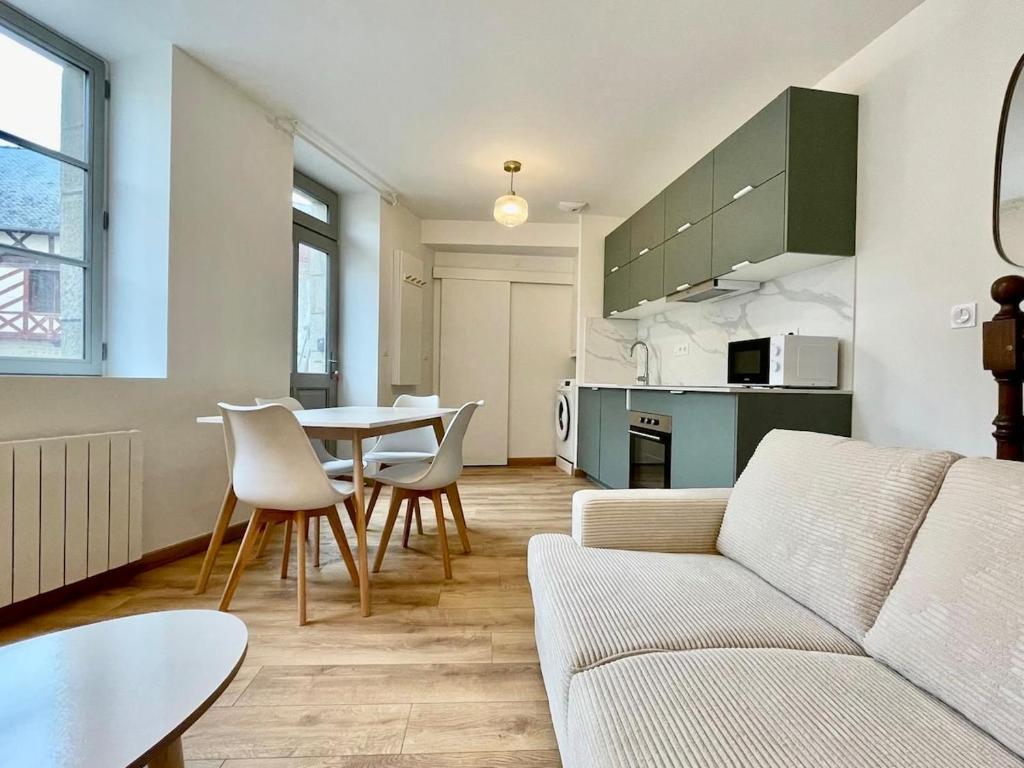 Kuchyň nebo kuchyňský kout v ubytování Petite Maison de ville face au château et du canal