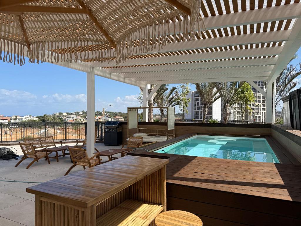 Bazén v ubytování מתחם שמיים ותכלת נתניה nebo v jeho okolí