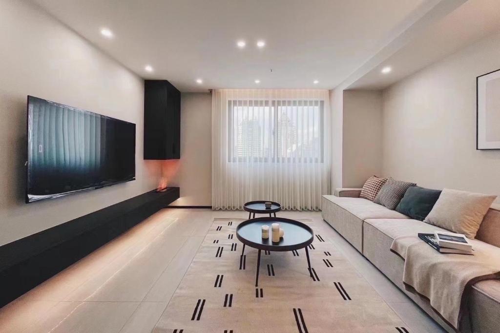 ein Wohnzimmer mit Sofa und Tisch in der Unterkunft EHUB - Nanjing Road 2Bedroom Apartment in Shanghai