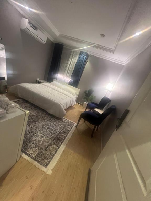 a bedroom with a bed and a desk and a chair at غرفة الجوري 2 الباب الذكي in Dammam