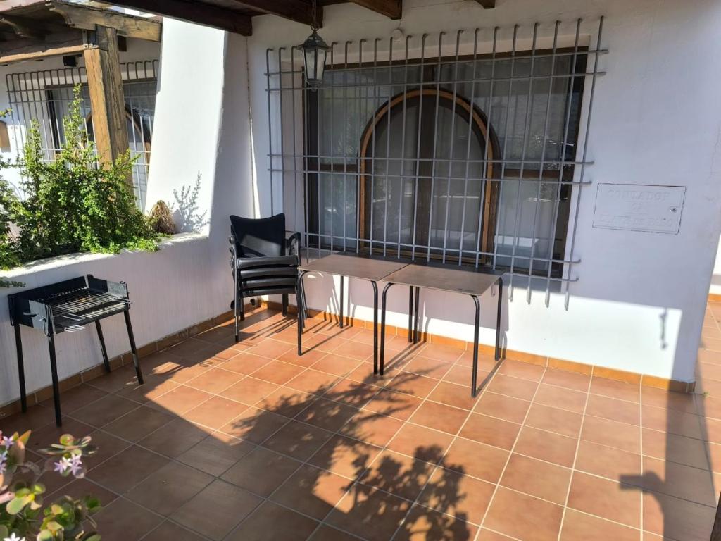 une table et deux chaises sur une terrasse dans l'établissement Casa Paulonia, à Las Negras