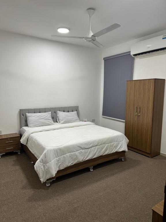 Postel nebo postele na pokoji v ubytování غرف فندقية راقية في شارع الموج - موقع مميز وخدمة فندقية High-End Hotel Rooms in Al Mouj - Great Location with Hotel-Style Comfort