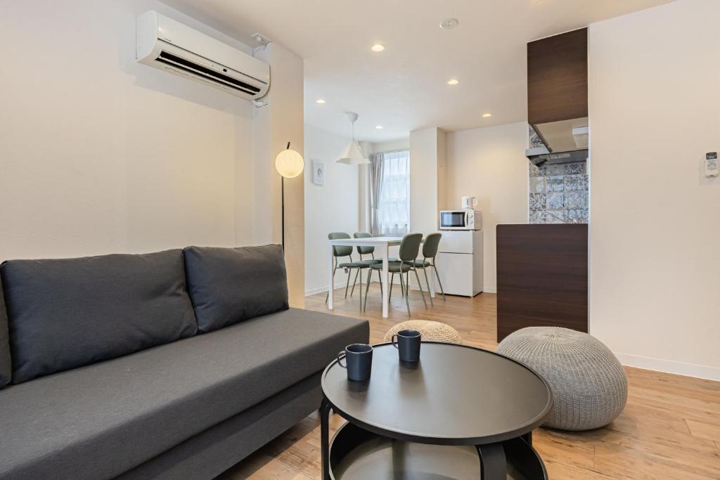 Posezení v ubytování Tokyo Modern Sakura House Gakugei 7min Shibuya by TRAIN Sakura River 10 min