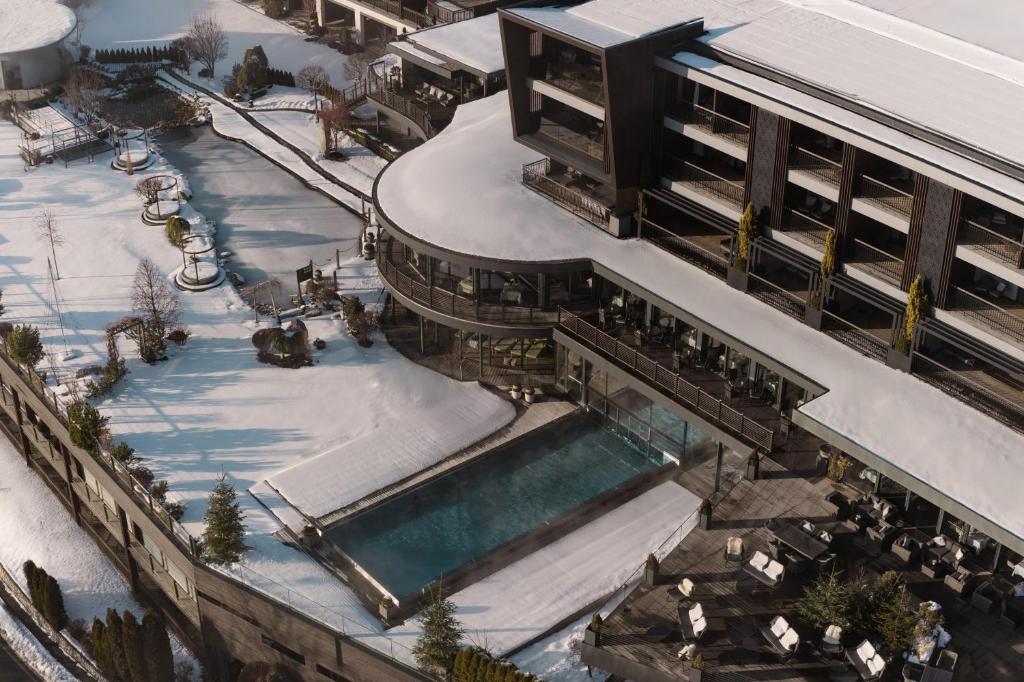 uma vista aérea de um edifício com piscina em Chalet Mirabell em Avelengo