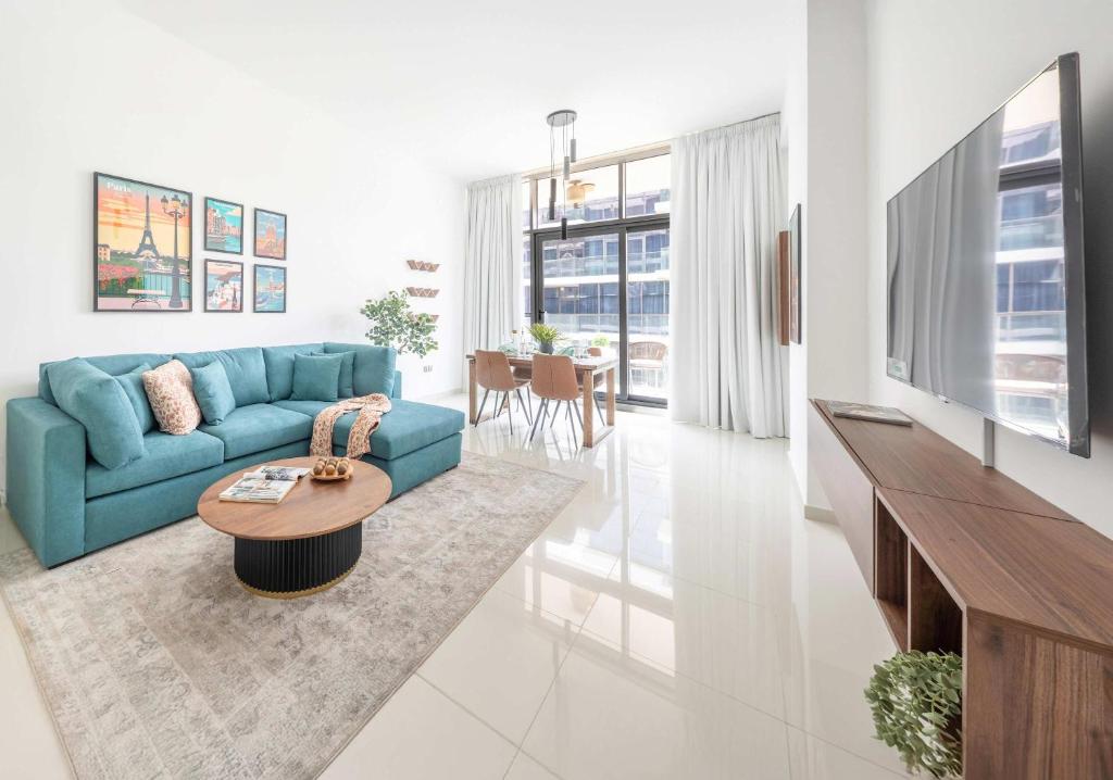 Dubai MarinaにあるFrank Porter - Loreto 3の青いソファとテーブルのあるリビングルーム