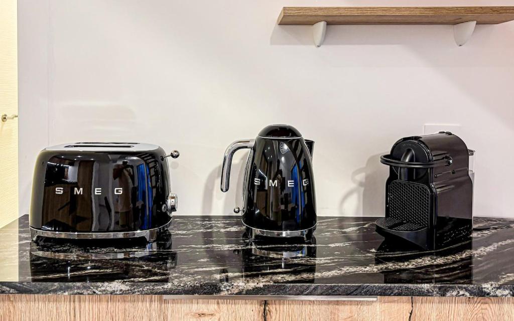 twee broodroosters op een aanrecht in een keuken bij Le Berlioz in La Rochelle