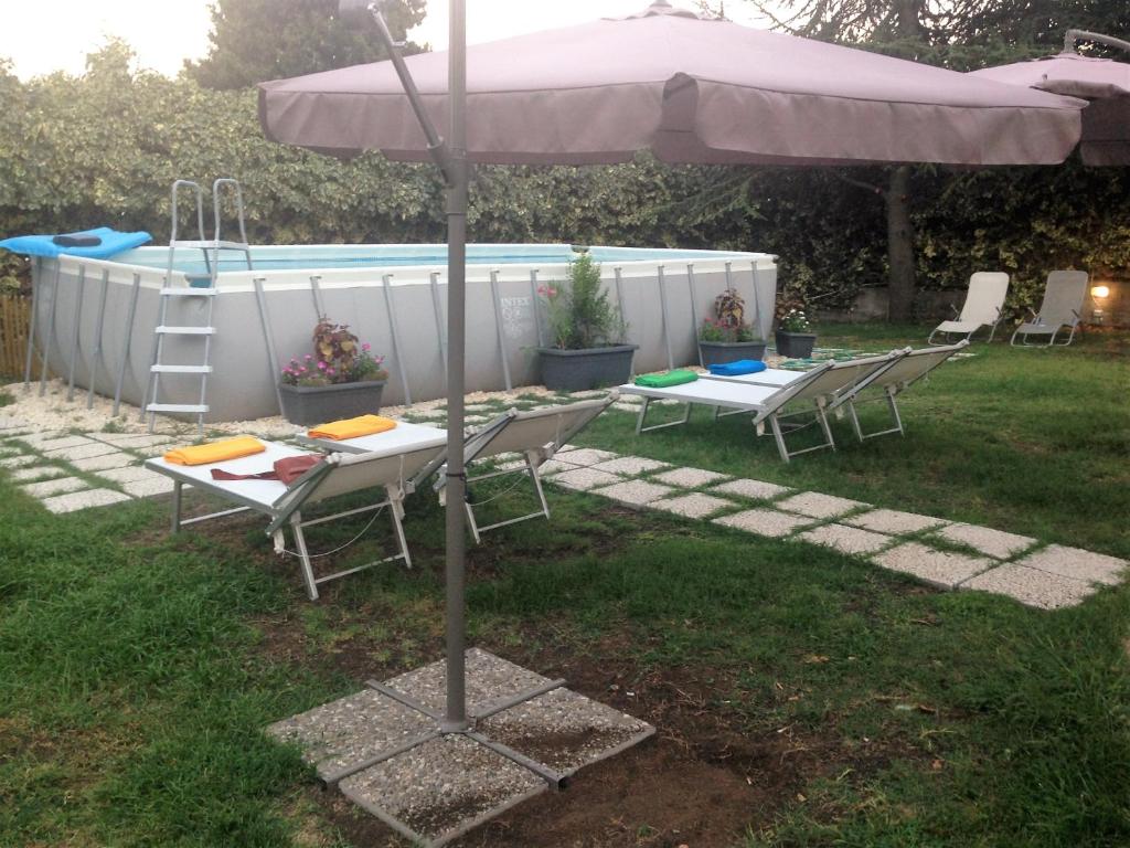 Bazén v ubytování B&B Villa Loriana nebo v jeho okolí